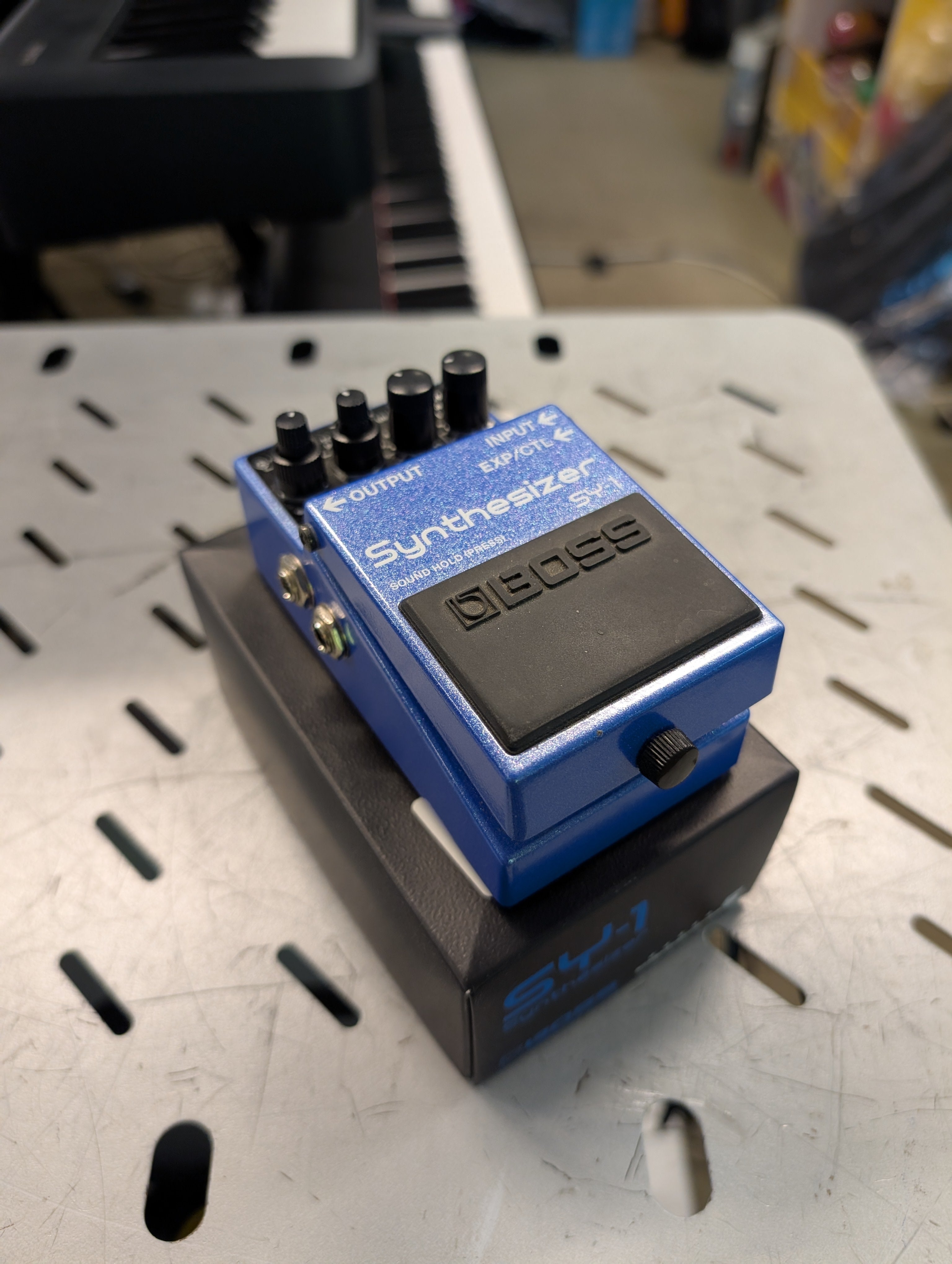 Boss SY-1